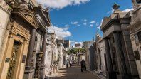 Primera vista de uno de los pasillos del cementerio de la Recoleta.