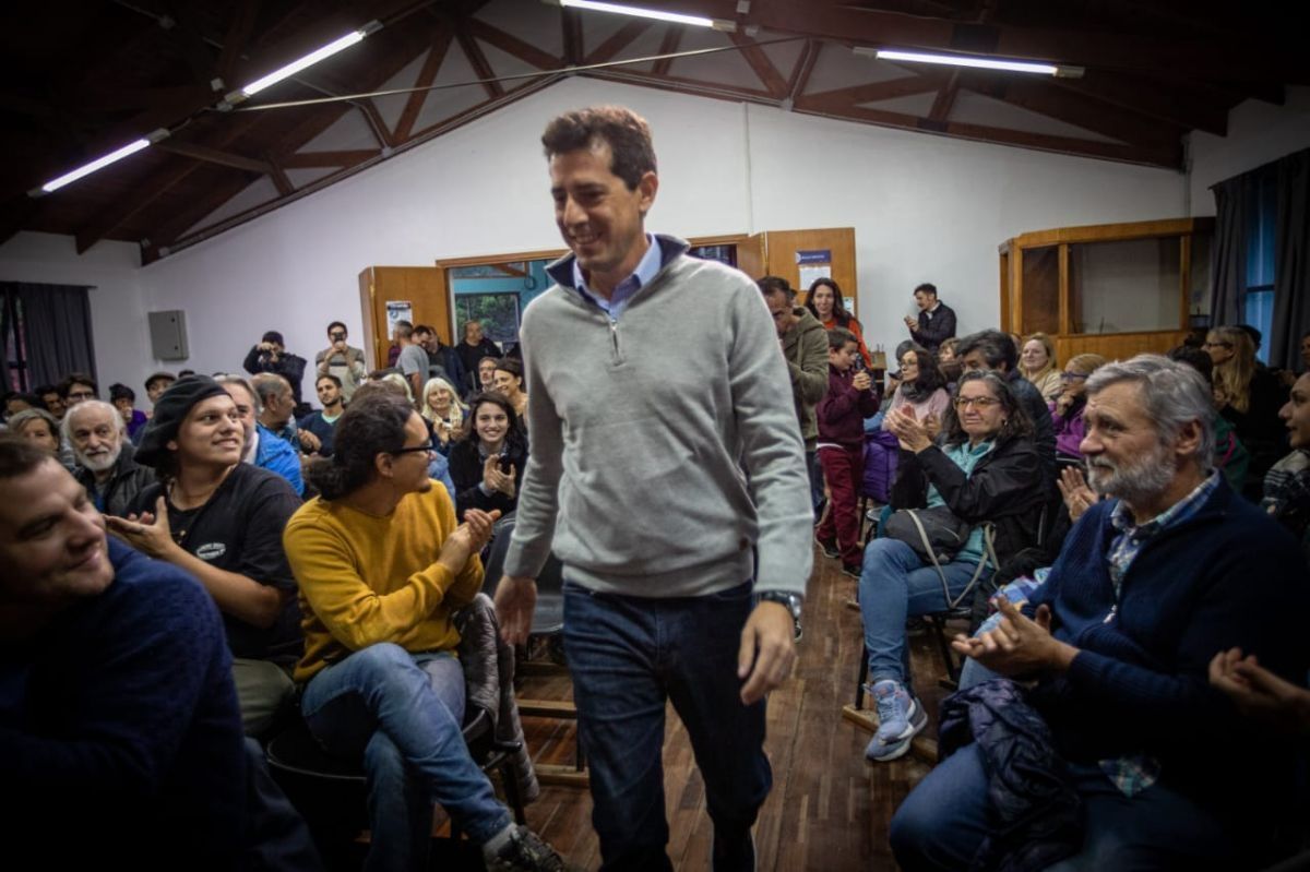 Desde Bariloche, ciudad a la que arribó para apoyar a los candidatos para la elección de este domingo en la provincia de Río Negro, Wado de Pedro afirmó sobre los comicios nacionales que "ya falta muy poco para que puedan saber cuál será la estrategia del Frente de Todos", e insistió en que su "participación está a disposición del conjunto de la fuerza política para lo que se considere necesario".