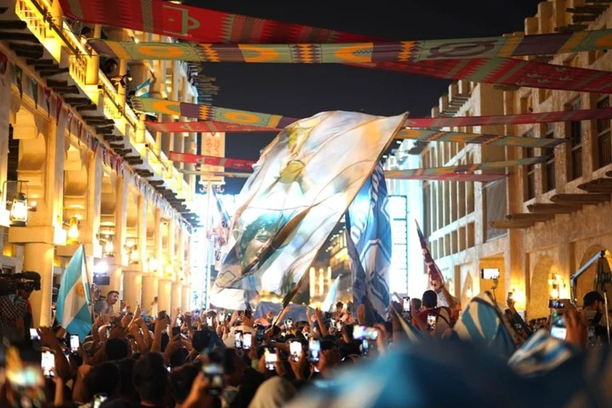 Más de 1500 personas se juntaron en Souq Waqif, Doha para respaldar a la Scaloneta, ahoras de la gran final del Mundial de Qatar 2022.