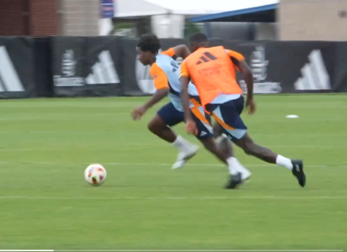 Rudiger persigue a Endrick en el primer entrenamiento del brasileño