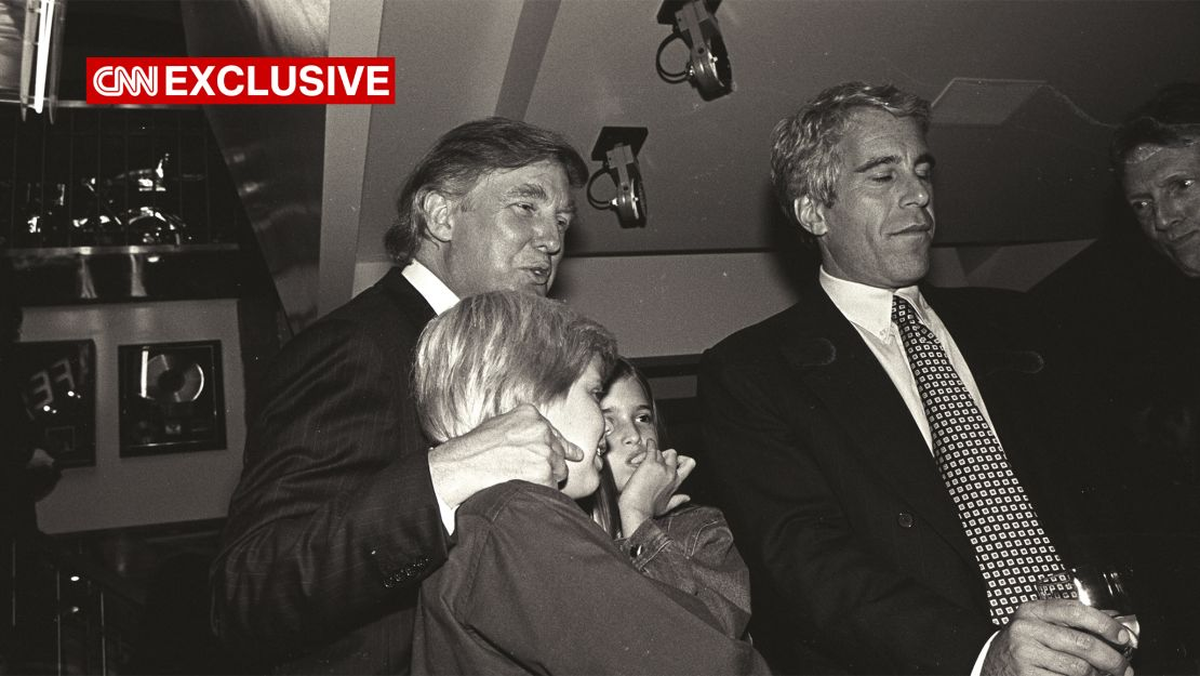 Un evento de moda de Victoria’s Secret en 1999, en Nueva York: Trump y Epstein riendo y conversando al comienzo del desfile. Tales fotografías fueron descubiertas por el equipo KFile de CNN durante una revisión de videos de archivo de Trump en eventos de los años noventa y dos mil. Un evento de moda de Victoria’s Secret en 1999, en Nueva York: Trump y Epstein riendo y conversando al comienzo del desfile. Tales fotografías fueron descubiertas por el equipo KFile de CNN durante una revisión de videos de archivo de Trump en eventos de los años noventa y dos mil.
