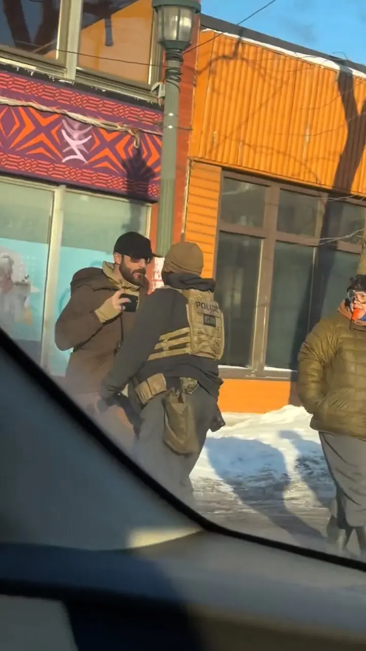 Alex Pretti era claramente visible sosteniendo un teléfono cuando los agentes se le acercaron por primera vez, antes de tirarle al suelo y dispararle.Crédito...dangjessie, vía Instagram Alex Pretti era claramente visible sosteniendo un teléfono cuando los agentes se le acercaron por primera vez, antes de tirarle al suelo y dispararle.Crédito...dangjessie, vía Instagram