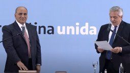 Alberto Fernández tomando juramento a Juan Manzur.