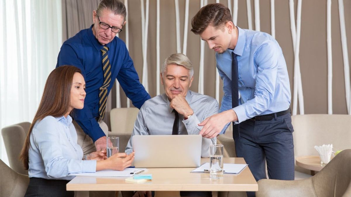 La empresa familiar del Siglo XXI parece haberse olvidado del retiro de sus dueños y del traspaso generacional pero genera competitividad. La empresa familiar del Siglo XXI parece haberse olvidado del retiro de sus dueños y del traspaso generacional pero genera competitividad.