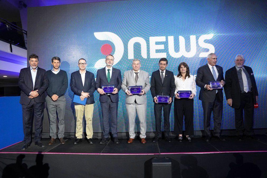 Integrantes de la empresa junto a embajadores y representantes diplomáticos