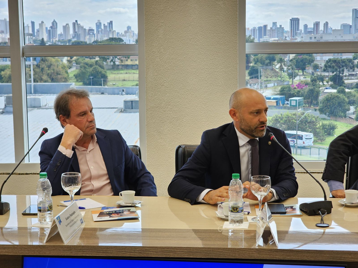 El titular de la cartera productiva, Gustavo Puccini junto al secretario de Comercio Interior y Servicios, Gustavo Rezzoaglio en representación de Santa Fe. El titular de la cartera productiva, Gustavo Puccini junto al secretario de Comercio Interior y Servicios, Gustavo Rezzoaglio en representación de Santa Fe. 