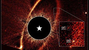 Así se ve la colisión de asteroides con una estrella, el descubrimiento reciente que emociona a la NASA. Específicamente muestra el anillo de escombros y las nubes de polvo cs1 y cs2 alrededor de la estrella Fomalhaut / Imagen: NASA, ESA, Paul Kalas (UC Berkeley); Procesamiento de imágenes: Joseph DePasquale (STScI) Así se ve la colisión de asteroides con una estrella, el descubrimiento reciente que emociona a la NASA. Específicamente muestra el anillo de escombros y las nubes de polvo cs1 y cs2 alrededor de la estrella Fomalhaut / Imagen: NASA, ESA, Paul Kalas (UC Berkeley); Procesamiento de imágenes: Joseph DePasquale (STScI)