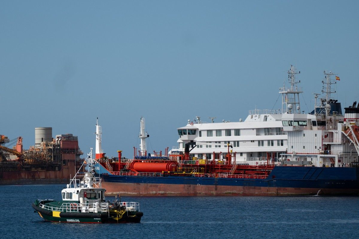 El MV Hondius durante una operación de repostaje en el puerto de Granadilla de Abona, en Tenerife. España activó medidas sanitarias especiales tras nuevos positivos de hantavirus entre pasajeros repatriados. El MV Hondius durante una operación de repostaje en el puerto de Granadilla de Abona, en Tenerife. España activó medidas sanitarias especiales tras nuevos positivos de hantavirus entre pasajeros repatriados.