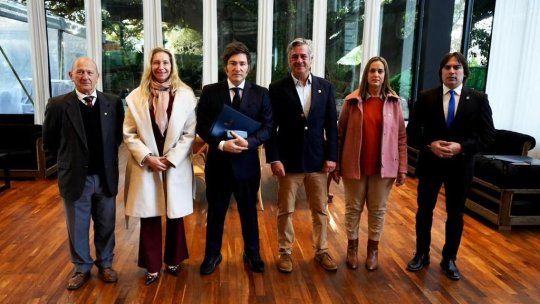 Javier Milei y Karina, con los dirigentes de la mesa de enlace.