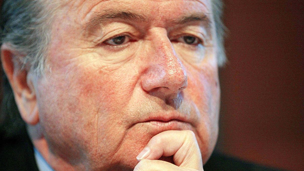 Joseph Blatter destruyó a FIFA por vetar al árbitro somalí del Mundial