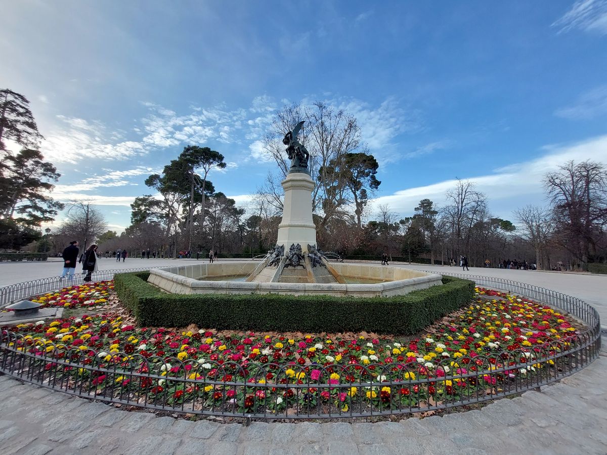 Vista general del Parque del Retiro, escenario donde se encuentra la célebre Fuente del Ángel Caído. Vista general del Parque del Retiro, escenario donde se encuentra la célebre Fuente del Ángel Caído.