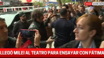 Entre insultos y ovaciones, Milei llegó al teatro para ensayar con Fátima Florez