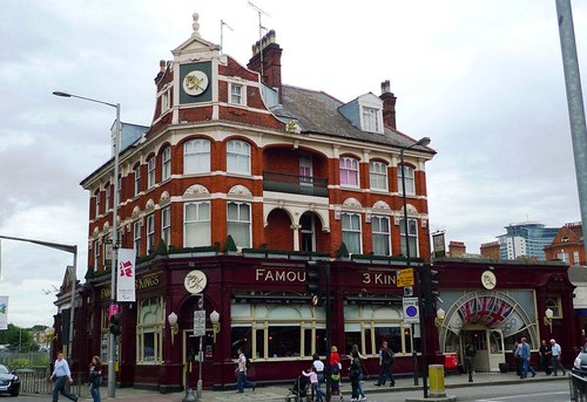 Famous Three Kings, en West Kensington, es uno de los pubs deportivos más conocidos de Londres para ver partidos grandes durante el Mundial. Famous Three Kings, en West Kensington, es uno de los pubs deportivos más conocidos de Londres para ver partidos grandes durante el Mundial.