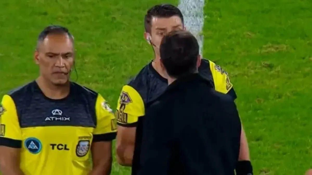 CristiánKily González saludó con un polémicoapretón de manos al árbitro Sebastián Zunino tras la caída de Unión de Santa Feante Racing 1-2.&nbsp;
