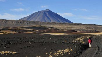 un desierto negro en mendoza con volcanes milenarios un desierto negro en mendoza con volcanes milenarios