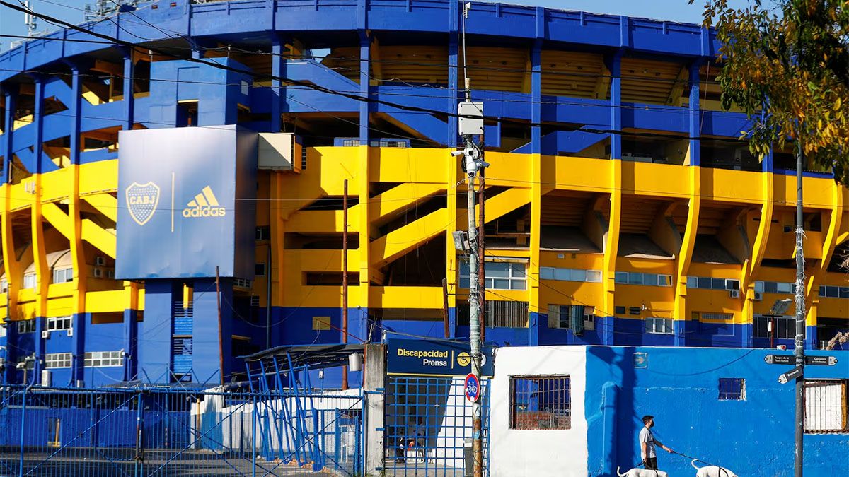 La cancha de Boca, más conocida como La Bombonera, sufrió un allanamiento a raíz de una denuncia de venta de entradas falsas por parte de cuatro socios. La cancha de Boca, más conocida como La Bombonera, sufrió un allanamiento a raíz de una denuncia de venta de entradas falsas por parte de cuatro socios.