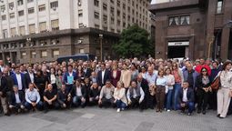 Intendentes municipales en Plaza de Mayo. Detrás, a su izq., el Ministerio de Economía. Comienza la presión. Intendentes municipales en Plaza de Mayo. Detrás, a su izq., el Ministerio de Economía. Comienza la presión.