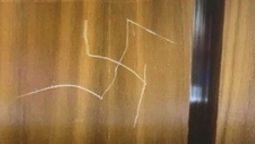 altText(Apareció una esvástica marcada en el departamento de Estado)}