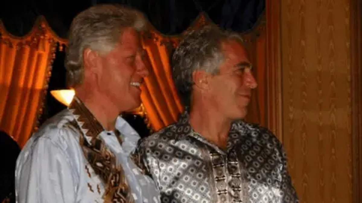 El expresidente estadounidense Bill Clinton aparece junto a Jeffrey Epstein en una imagen publicada por el Departamento de Justicia de Estados Unidos el 19 de diciembre de 2025, como parte de una investigación sobre el difunto financiero y delincuente sexual convicto. El expresidente estadounidense Bill Clinton aparece junto a Jeffrey Epstein en una imagen publicada por el Departamento de Justicia de Estados Unidos el 19 de diciembre de 2025, como parte de una investigación sobre el difunto financiero y delincuente sexual convicto.