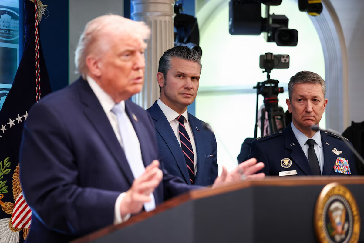 El secretario de Defensa de Estados Unidos, Pete Hegseth, y el presidente del Estado Mayor Conjunto, general Dan Caine, escuchan al presidente Donald Trump hablar durante una conferencia de prensa en la Sala de Prensa James S. Brady de la Casa Blanca en Washington, D.C., Estados Unidos, el 6 de abril de 2026 El secretario de Defensa de Estados Unidos, Pete Hegseth, y el presidente del Estado Mayor Conjunto, general Dan Caine, escuchan al presidente Donald Trump hablar durante una conferencia de prensa en la Sala de Prensa James S. Brady de la Casa Blanca en Washington, D.C., Estados Unidos, el 6 de abril de 2026