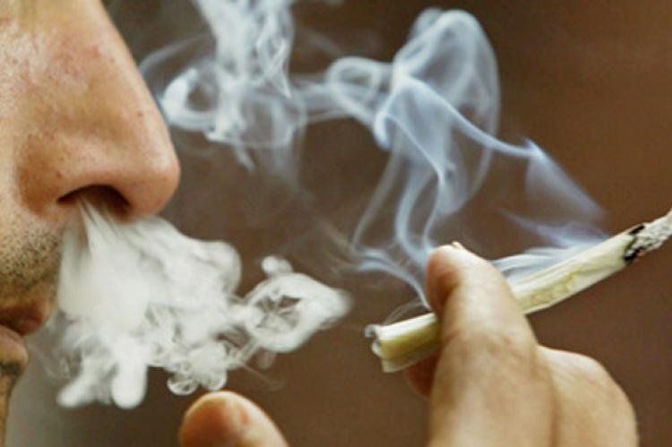 hombre fumando marihuana.jpg