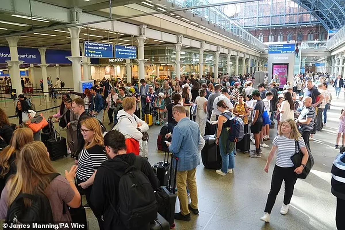 Los pasajeros hacen cola en la terminal Eurostar de la estación de St Pancras en el centro de Londres Los pasajeros hacen cola en la terminal Eurostar de la estación de St Pancras en el centro de Londres