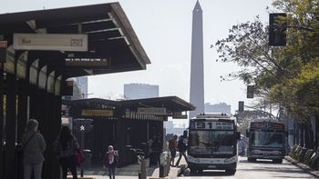 El paro de colectivos de este miércoles (19/4) se levantó pero seguirán las medidas de fuerza. El paro de colectivos de este miércoles (19/4) se levantó pero seguirán las medidas de fuerza.