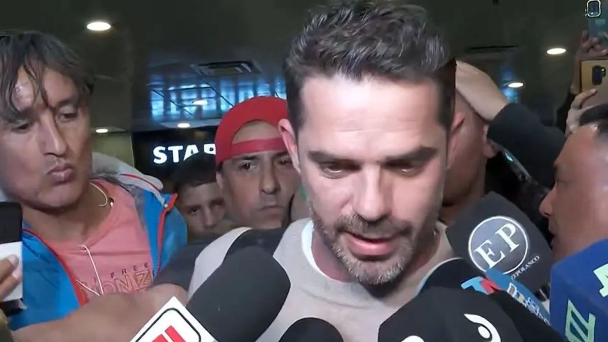 FernandoGago llegó a Buenos Aires y se prepara para asumir como nuevo técnico de Bocamientras que Sergio Romero posó con una camiseta de Racing.