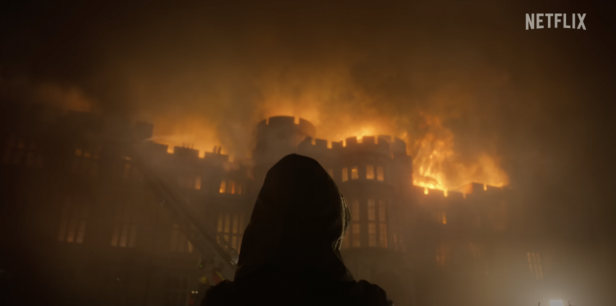 El incendio del palacio de Buckingham se dejó ver en los trailers de la nueva temporada de The Crown, anticipando toda la polémica incendiaria sobre este retrato ficcionado de la familia real