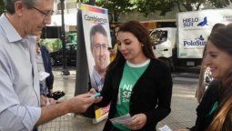 altText(Campaña insólita: un candidato repartió gas pimienta para 