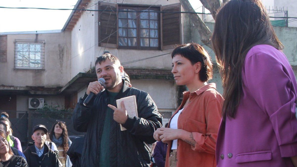 Mayra Mendoza (en el centro) junto al dirigente social Juan Gravois. Mayra Mendoza (en el centro) junto al dirigente social Juan Gravois.