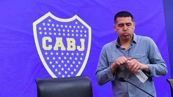 Juan Román Riquelme se ve confiado con Romero. Juan Román Riquelme se ve confiado con Romero.