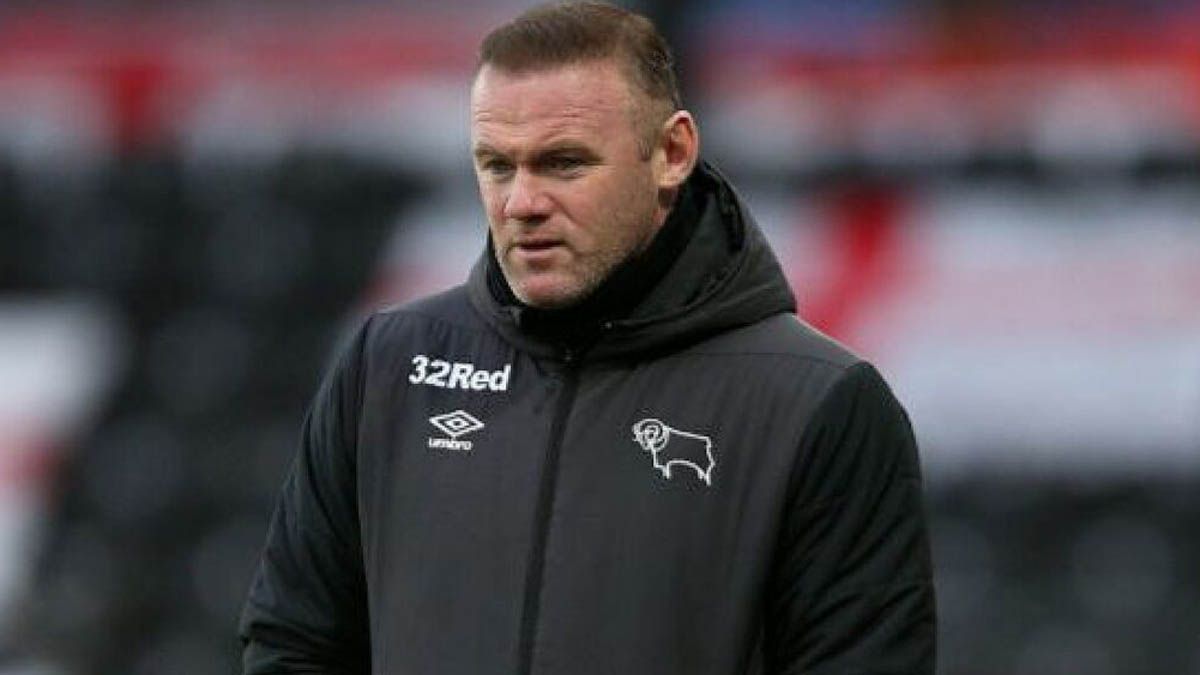 El Derby County, dirigido por Wayne Rooney, sufrió la quita de doce puntos por parte de la EFL de Inglaterra porque el club entr & oacute; en una administración concursal.