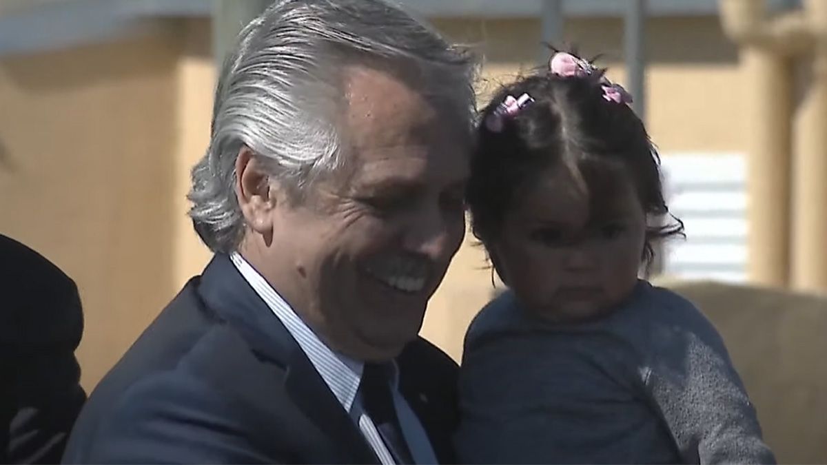Alberto Fernández se tomó foto con varios niños en Chaco (Captura de video).