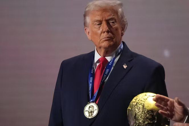 El presidente Donald Trump se encuentra en el escenario junto a la Copa Mundial de la FIFA tras recibir el Premio de la Paz de la FIFA durante el sorteo de la Copa Mundial de Fútbol de 2026 en el Kennedy Center de Washington, el 5 de diciembre de 2025. El presidente Donald Trump se encuentra en el escenario junto a la Copa Mundial de la FIFA tras recibir el Premio de la Paz de la FIFA durante el sorteo de la Copa Mundial de Fútbol de 2026 en el Kennedy Center de Washington, el 5 de diciembre de 2025.