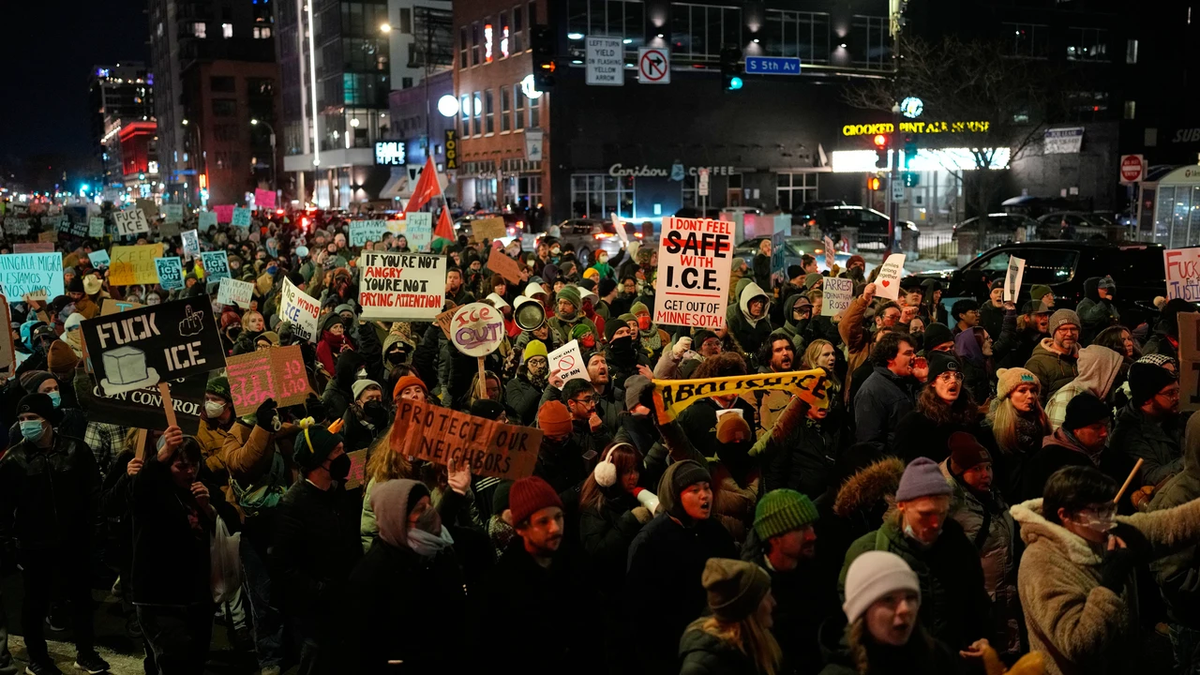 Las protestas, coordinadas por la organización Indivisible, denuncian el uso de fuerza letal en el mayor operativo del ICE en control migratorio bajo el liderazgo de Donald Trump. Las protestas, coordinadas por la organización Indivisible, denuncian el uso de fuerza letal en el mayor operativo del ICE en control migratorio bajo el liderazgo de Donald Trump.