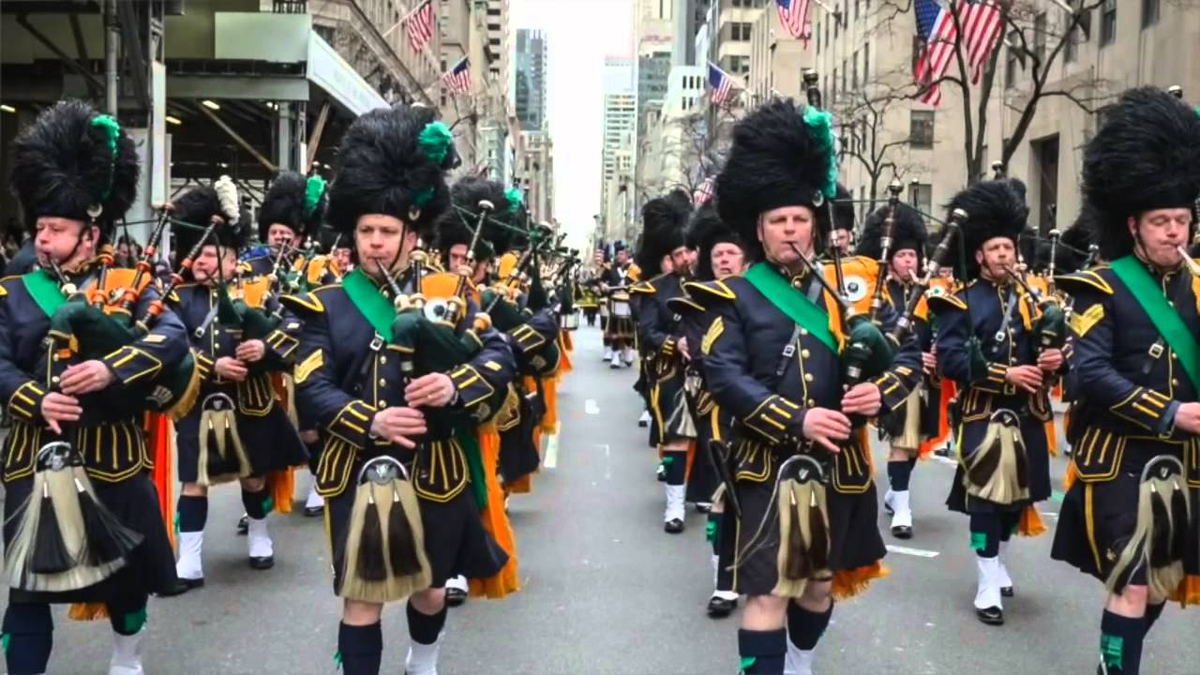 Los desfiles por el Día de San Patricio comenzaron en Nueva York en 1762, cuando los soldados irlandeses del ejército británico marcharon pr primera vez para homenajear sus orígenes. Los desfiles por el Día de San Patricio comenzaron en Nueva York en 1762, cuando los soldados irlandeses del ejército británico marcharon pr primera vez para homenajear sus orígenes.