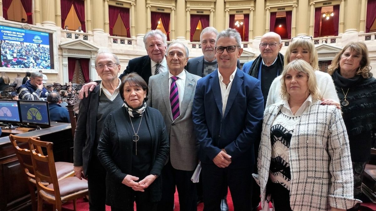 Adrian Menen en el Congreso con exlegisladores durante el debate centrado en ludopatía y juego&nbsp;