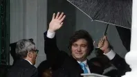Javier Milei de gira mientras la Argentina desespera. Javier Milei de gira mientras la Argentina desespera.