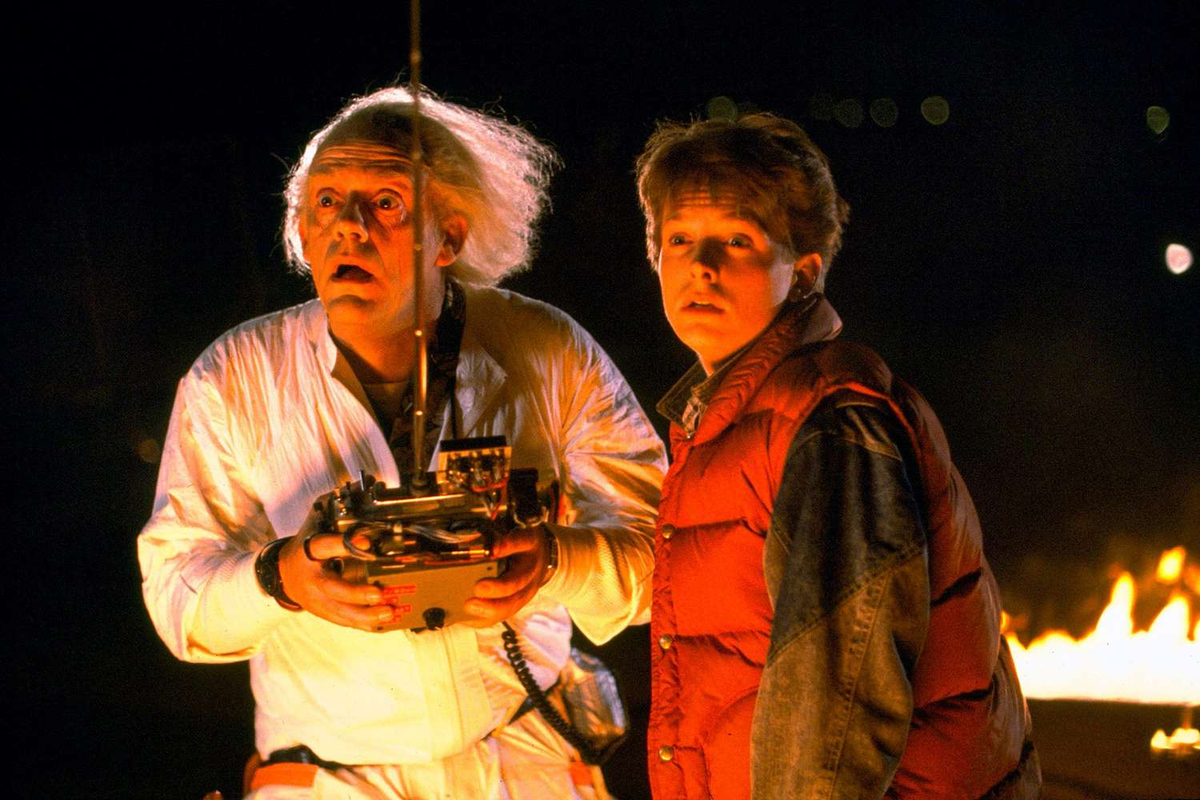 Michael J. Fox se convirtió en Marty McFly pero los problemas siguieron con un pedido de cambio de título y hasta de nombre para la madre de Marty. No ocurrieron ninguna de las dos. Michael J. Fox se convirtió en Marty McFly pero los problemas siguieron con un pedido de cambio de título y hasta de nombre para la madre de Marty. No ocurrieron ninguna de las dos.