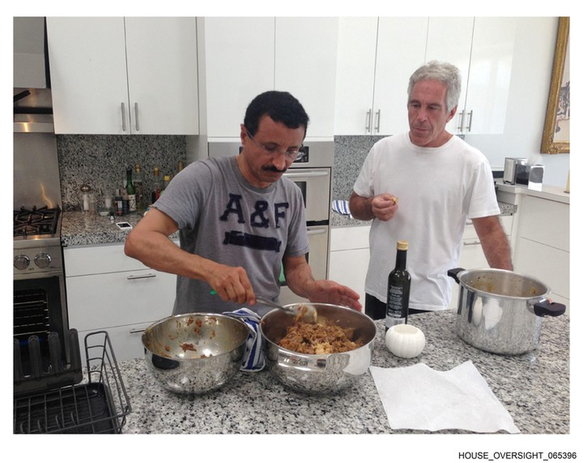 Jeffrey Epstein y Sultan Ahmed bin Sulayem aparecen en esta imagen sin fecha del patrimonio de Epstein publicada por los demócratas del Comité de Supervisión de la Cámara de Representantes. Foto Reuters Jeffrey Epstein y Sultan Ahmed bin Sulayem aparecen en esta imagen sin fecha del patrimonio de Epstein publicada por los demócratas del Comité de Supervisión de la Cámara de Representantes. Foto Reuters 