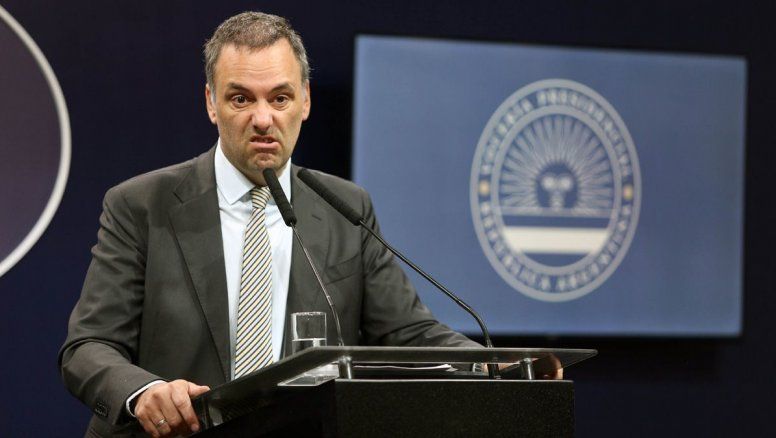 Digno de Netflix: La escribana de Manuel Adorni trabajó con narcos