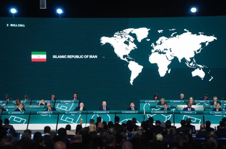 La imagen muestra una gran sala de conferencias durante un evento internacional, aparentemente un congreso de la FIFA. La imagen muestra una gran sala de conferencias durante un evento internacional, aparentemente un congreso de la FIFA.