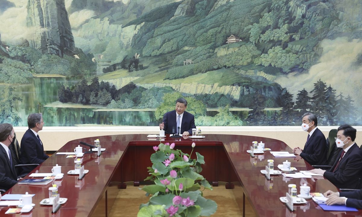 Xi Jinping recibe a Antony Blinken. Observar la flor de loto en el centro de la mesa.
