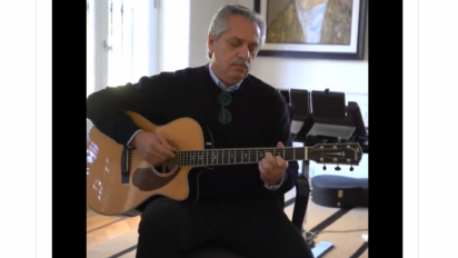 Con la guitarra bajo el brazo, Alberto F. agradeció la colaboración de los niños y adolescentes