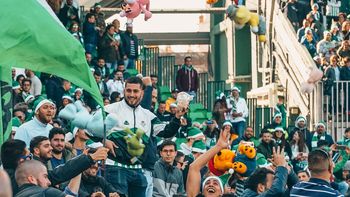 Lluvia de peluches en la cancha: espectacular festejo del Real Betis por Navidad