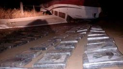 La avioneta estrellada en Chaco estaba cargada con más de 300 kilos de cocaína. La policía continúa en búsqueda del piloto.