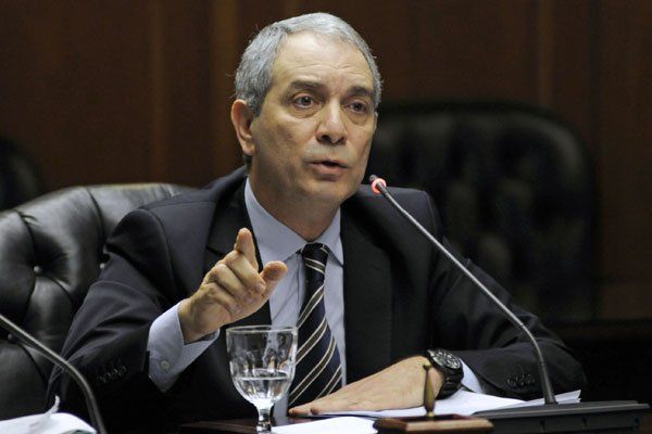 Julio Alak, un desastre en burocracia automotor cuando fue ministro de Justicia de CFK. Hoy es intendente de La Plata. Julio Alak, un desastre en burocracia automotor cuando fue ministro de Justicia de CFK. Hoy es intendente de La Plata.