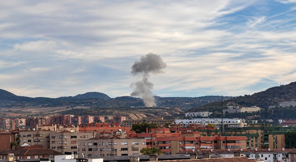Una columna de humo se eleva sobre El Fargue tras la explosión en la Fábrica de Municiones de Granada, en España, que obligó a desalojar las instalaciones y dejó trabajadores con lesiones auditivas.