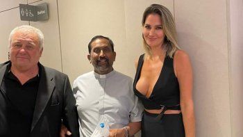 Carolina Losada, muy escotada al lado del cura rosarino. Carolina Losada, muy escotada al lado del cura rosarino.